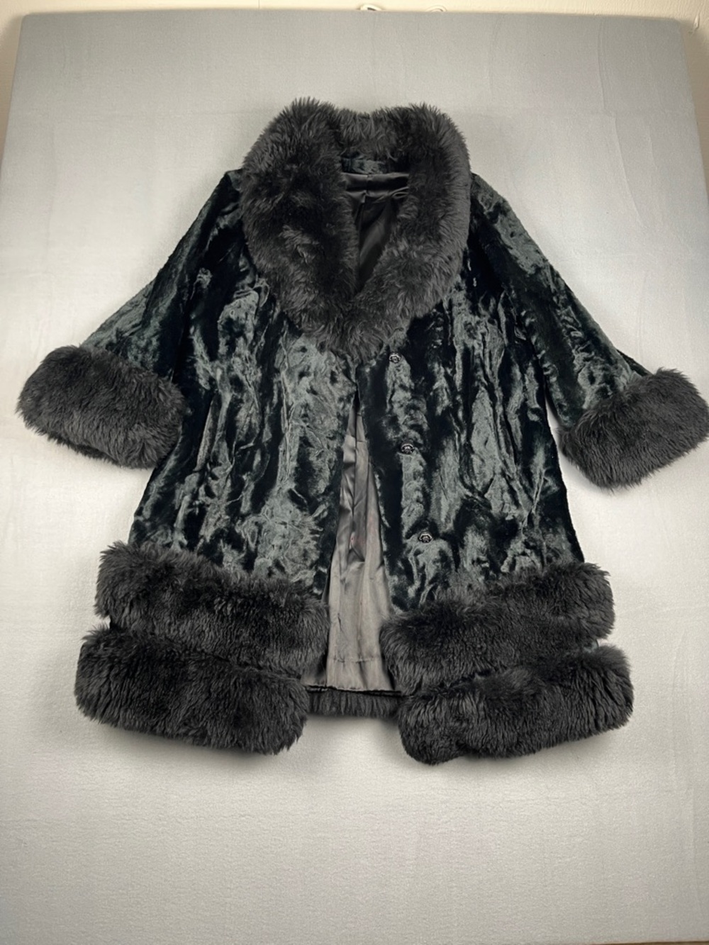 Vintage Mod Faux Fur Swing coat
Size: (medium/large)